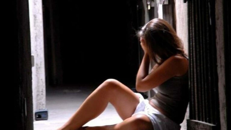 Brutta storia di molestie: palpeggia la nipote nel letto, nonno in carcere in Brianza