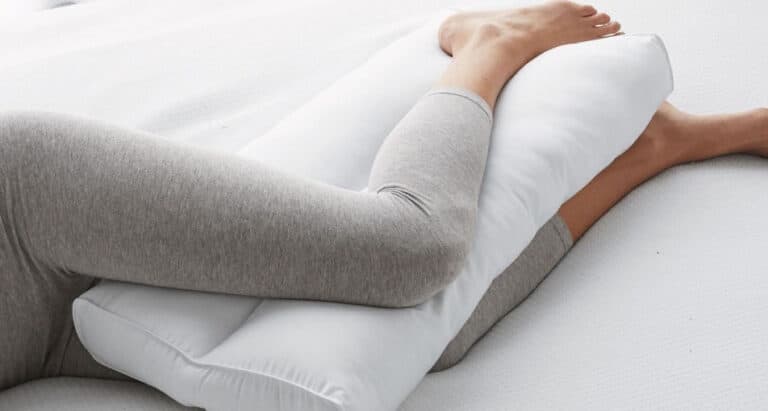 Dormire con il cuscino tra le gambe fa bene?