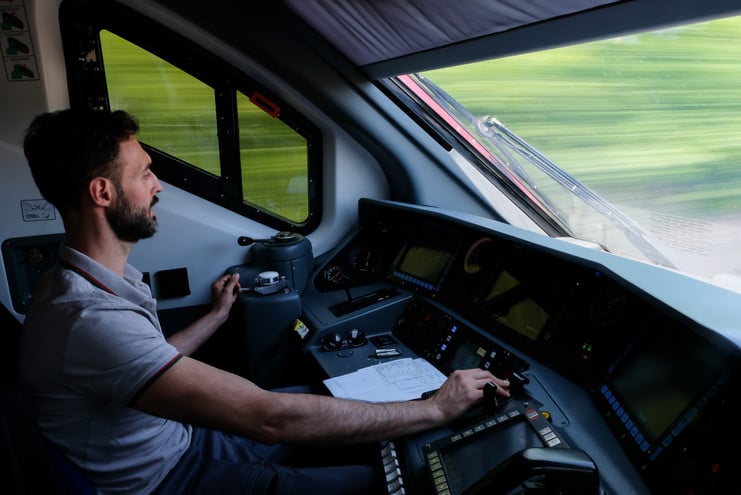 Trenord assume: da lunedì 11 settembre, aperte le candidature per i futuri macchinisti