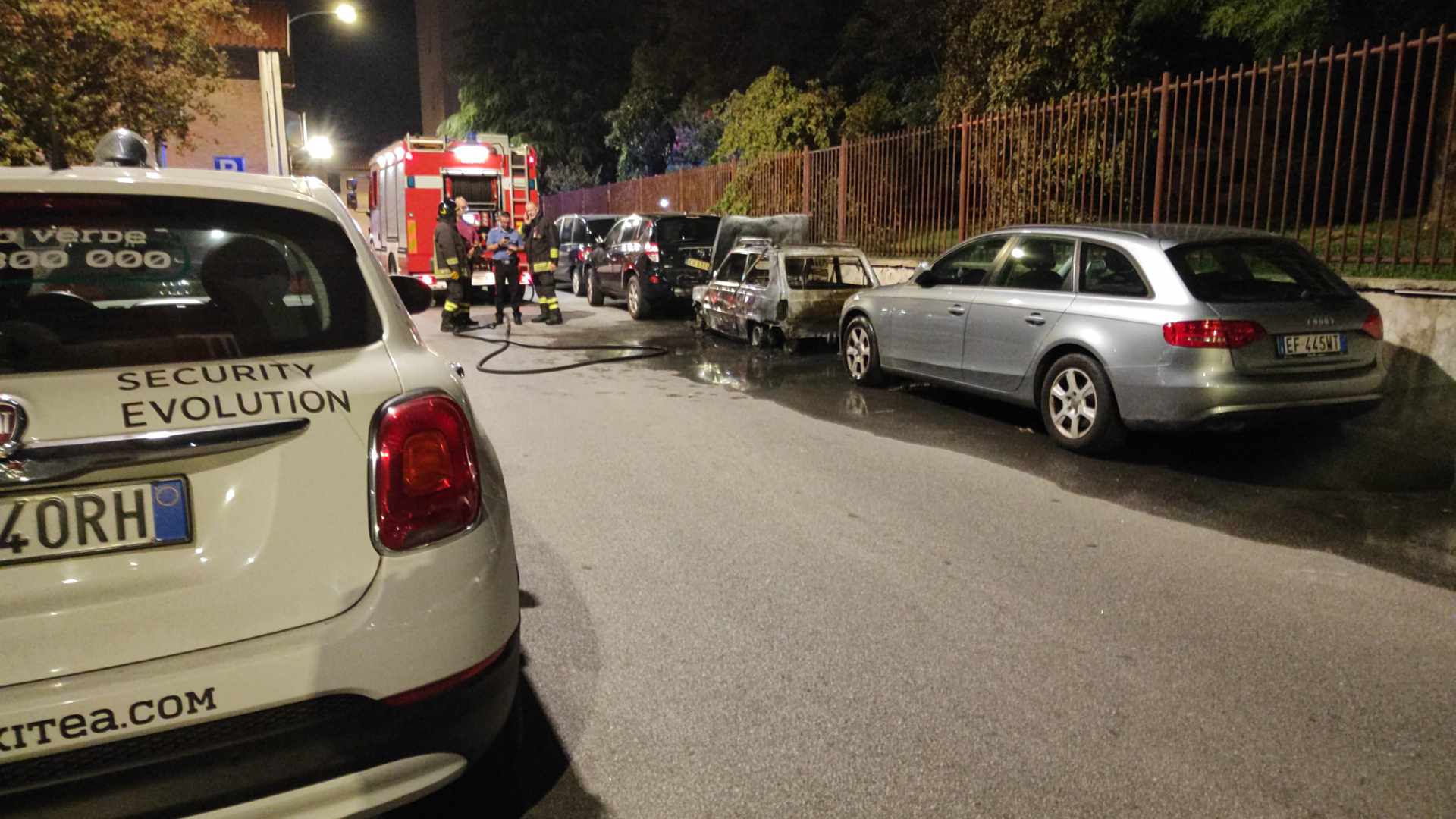 Auto incendiata nel centro di Magenta, qualcuno avrebbe gettato benzina nella vecchia Panda