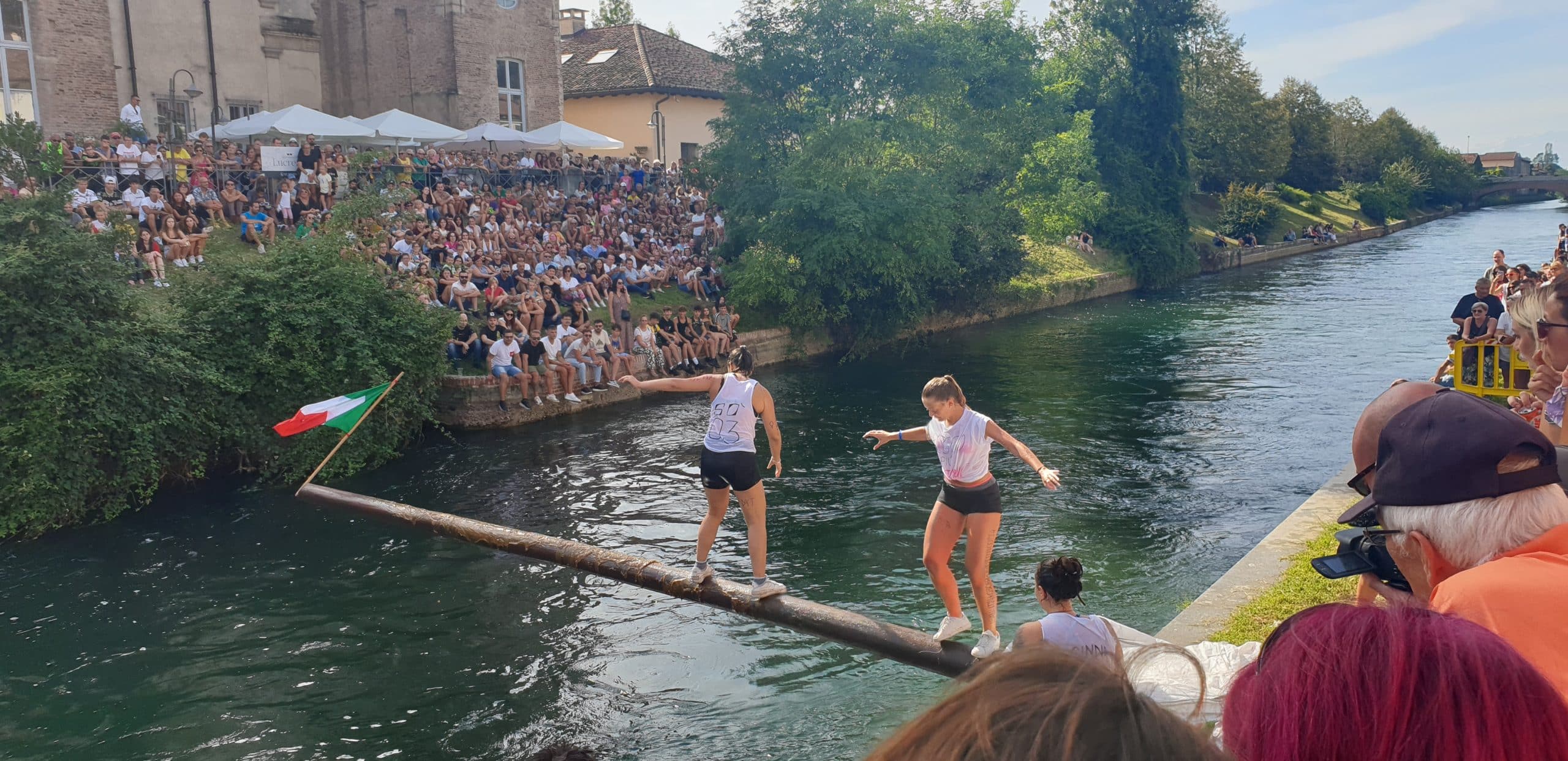 Robecco: la cuccagna sul Naviglio non tradisce, in centinaia ad assistere alla presa della bandierina