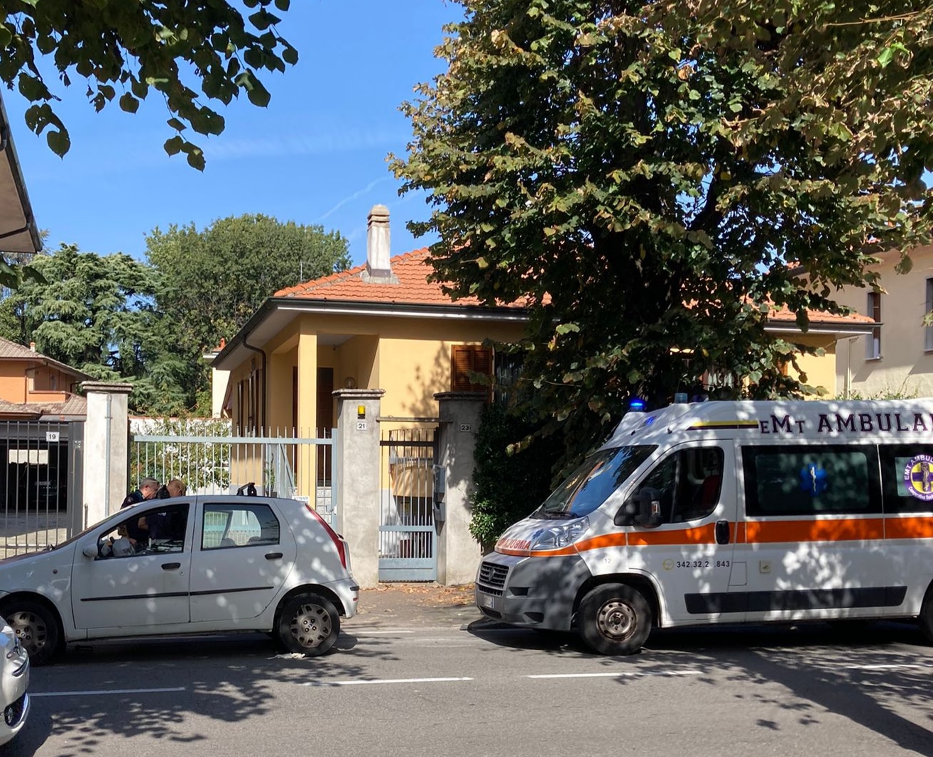 Mamma con la bimba in auto perde il controllo del veicolo e finisce contro due auto in sosta