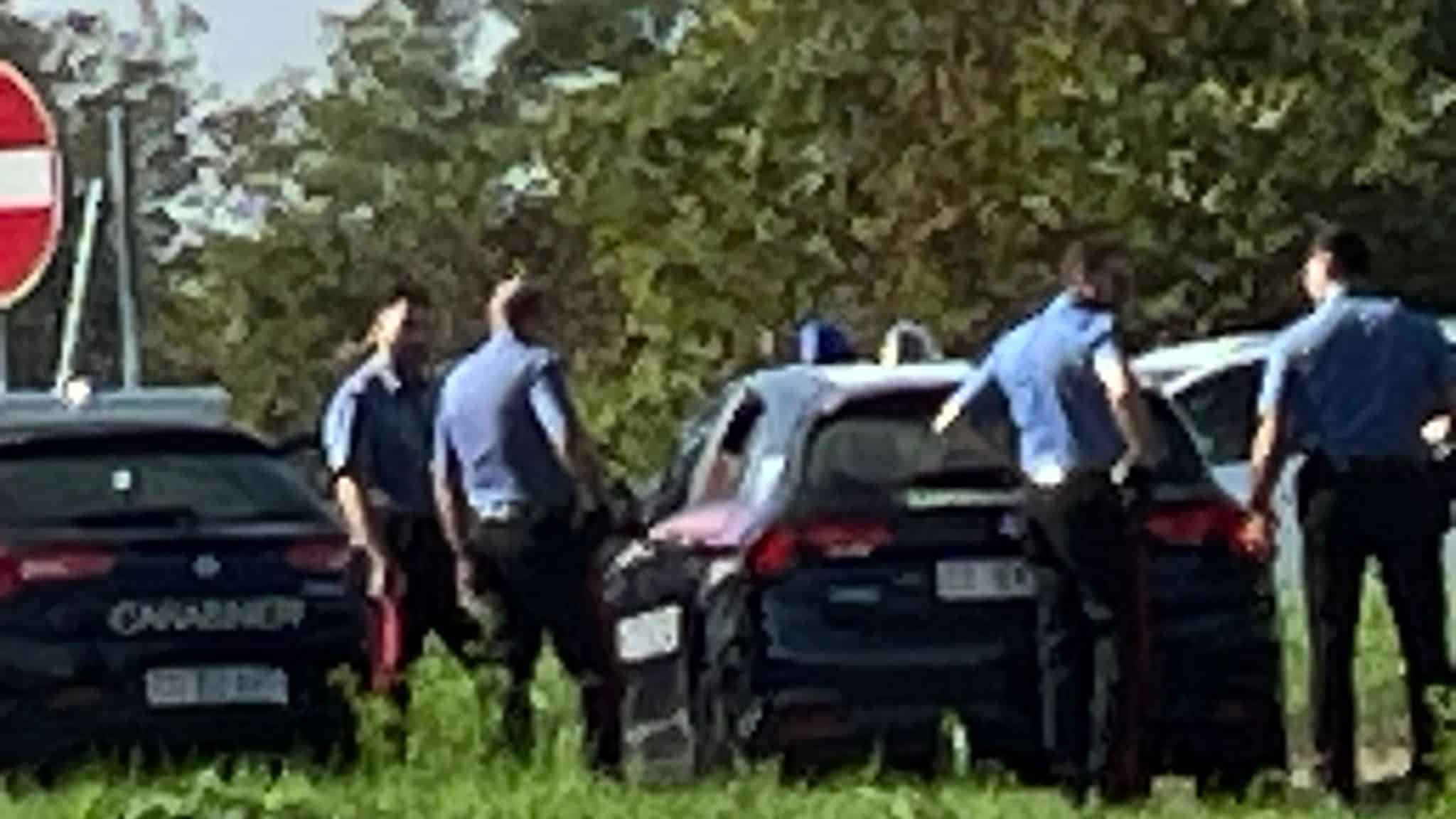 Inseguimento sulla Boffalora Malpensa termina a Magenta: auto finisce sulla rotonda, a bordo tre persone