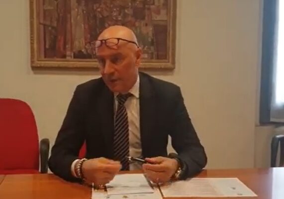 Magenta, Luca Del Gobbo parla a video di Case Aler, cimitero e palazzetto dello sport