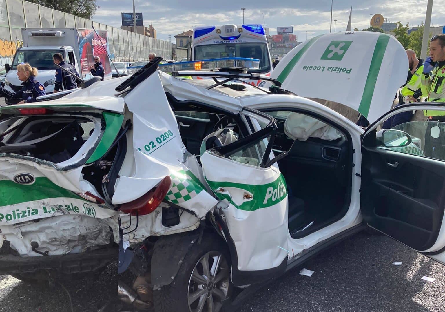 Incidente alla Ghisolfa: coinvolte due auto della Polizia locale