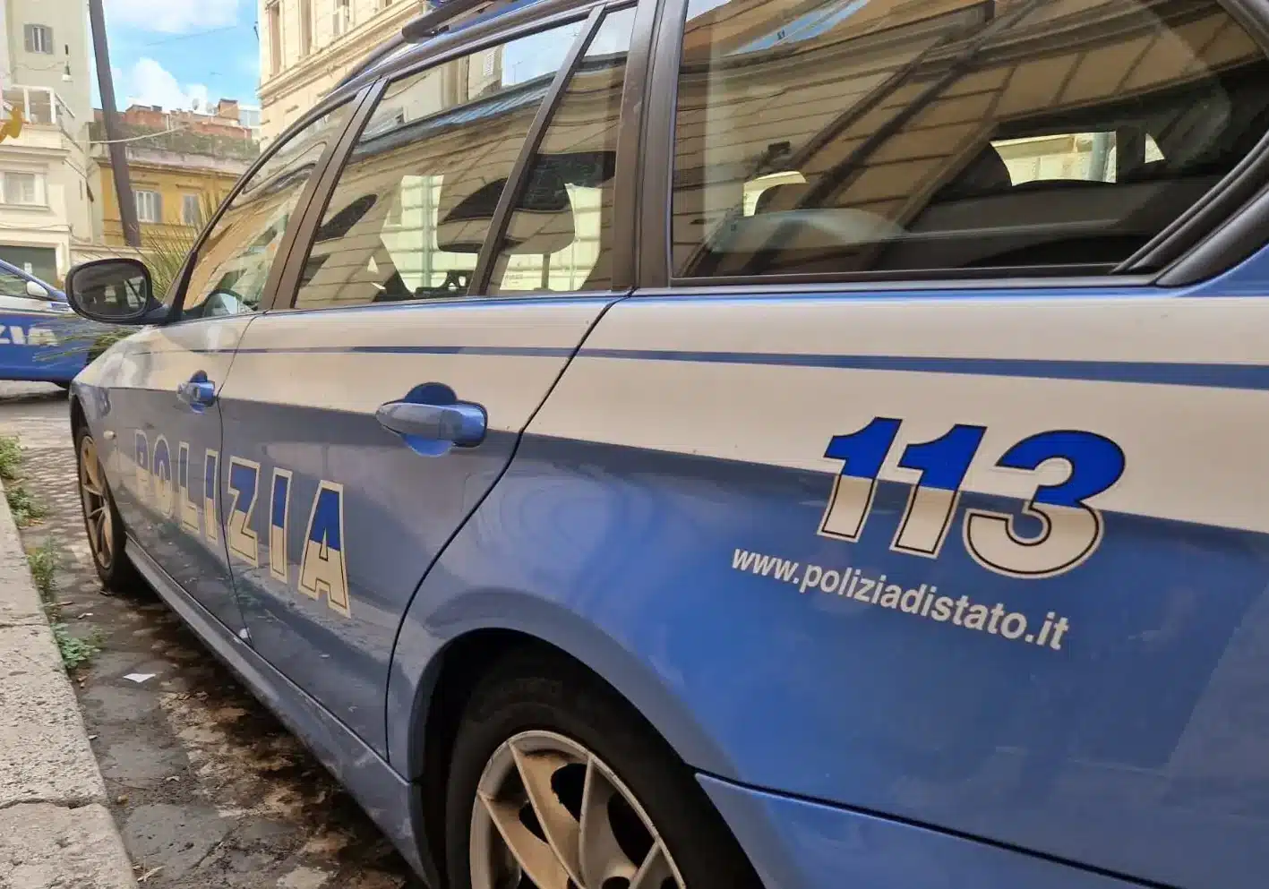 Pavia: agenti intervengono per difenderla da stalker, lei li aggresice. Arrestata