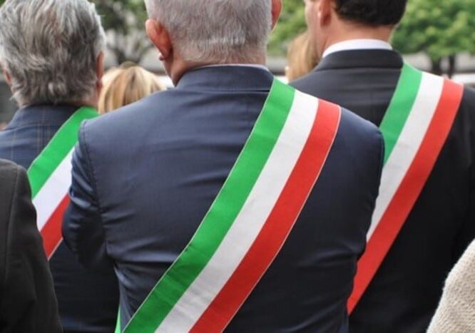 Terzo mandato per i sindaci fino a 15mila abitanti? Riforma pronta: i casi Pignatiello, Barni, Agolli, Oldani e…
