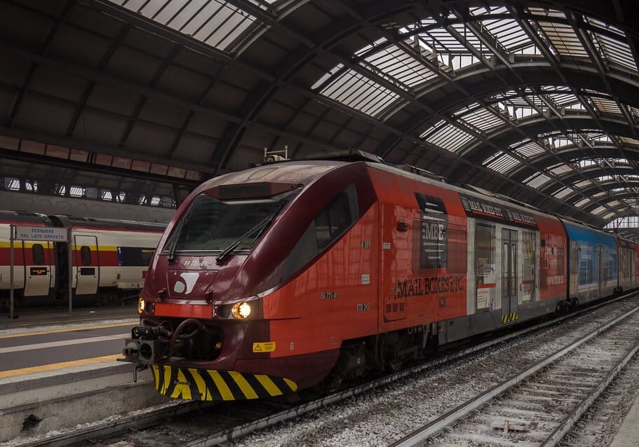 Istruttore Trenord cerca di strangolare capotreno sul Malpensa Express