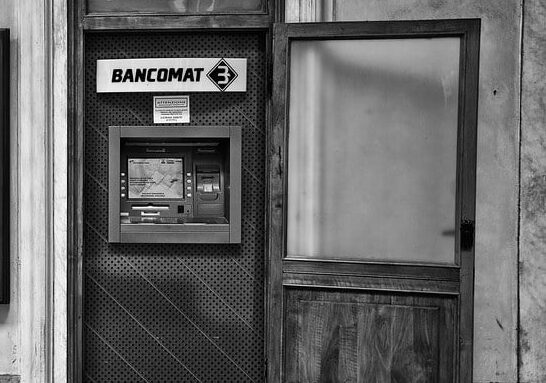 Vigevano, rubano Bancomat a un’anziana: indagati tre minori, uno ha 10 anni..