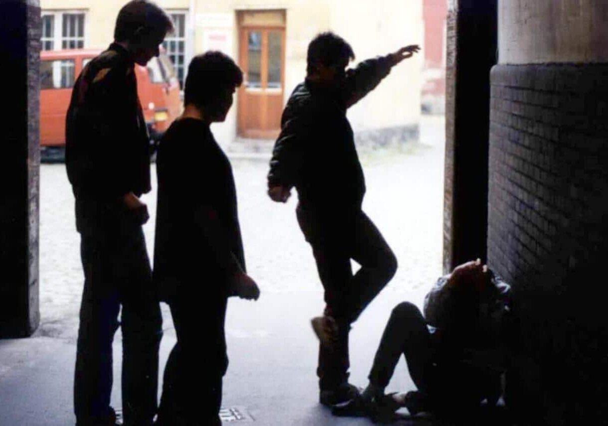 Pavia: picchiano un 15enne per futili motivi, 7 coetanei denunciati