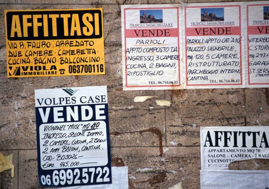 Falsi contratti d’affitto a stranieri, quattro indagati italiani a Milano
