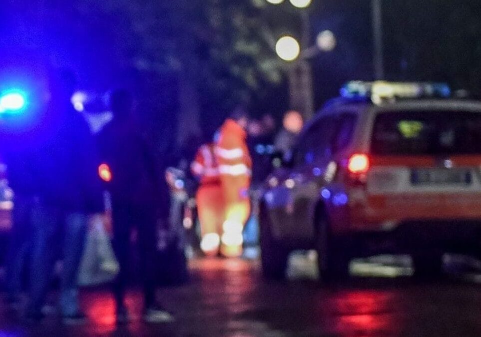 Si stacca un pezzo di cornicione da un palazzo: un ferito a San Giuliano Milanese