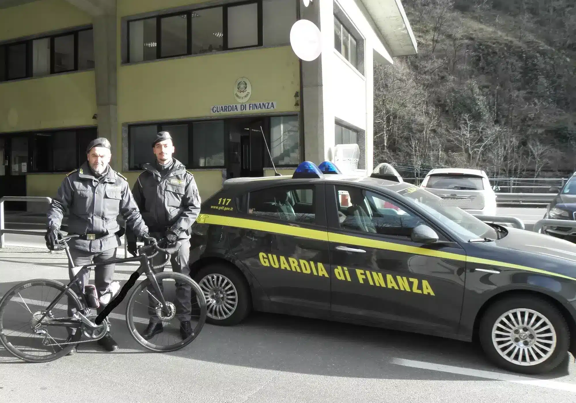 Sondrio, operazione “green bike”, scovate in contrabbando centinaia di biciclette dalla Gdf