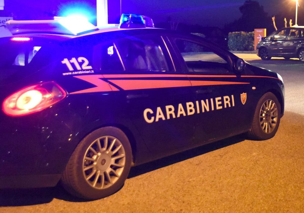 Rubano scarpe e carte di credito a 21enne: arrestati dai CC di Rho