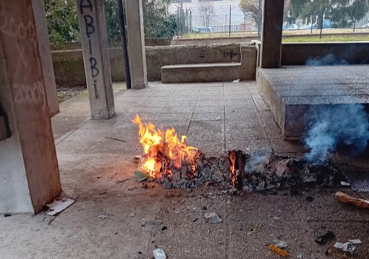 Case Aler di Sedriano, ignoti appiccano il fuoco nel cortile. Ritorsione dopo la chiusura del locale occupato?