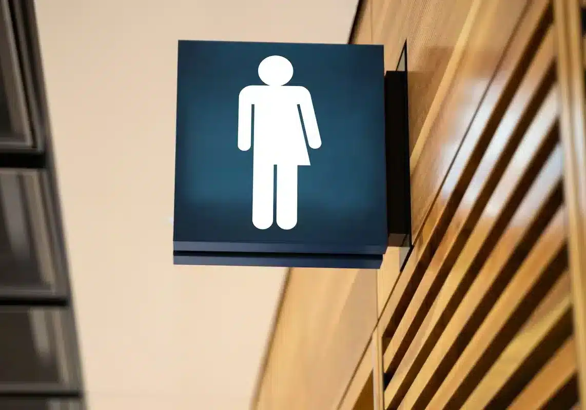 Studenti della Bocconi sospesi per commenti su bagni gender: è polemica