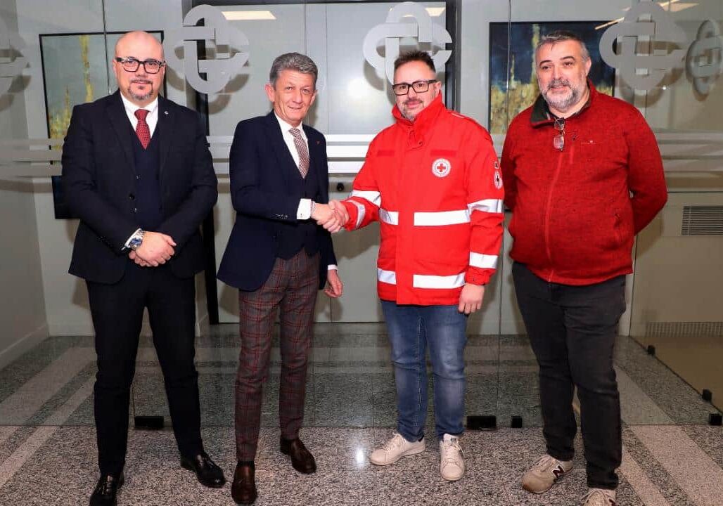 Raccolta fondi Cri Legnano dopo il furto sull’ambulanza: la Bcc di Busto Garolfo e Buguggiate raddoppia la cifra