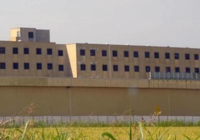 Vigevano, cinque agenti aggrediti in carcere