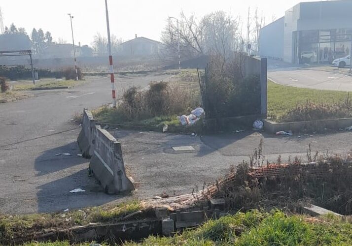 Corbetta, abbandono rifiuti, un lettore: “Ogni giorno c’è un sacchetto nuovo. Che schifo”