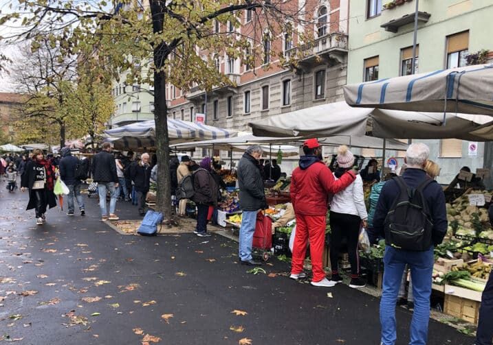 Milano: inseguono anziana al mercato per rapinarla, arrestati dalla Polizia