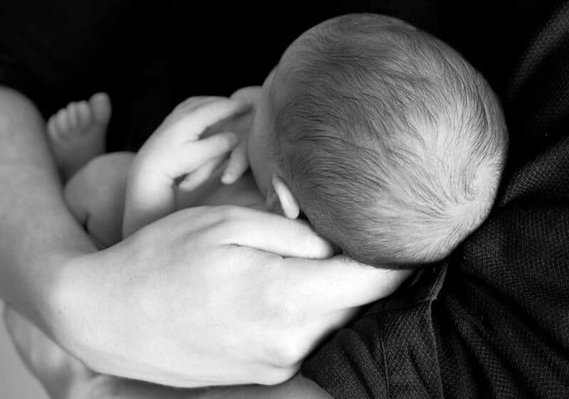 Milano, neonato abbandonato in androne di condominio