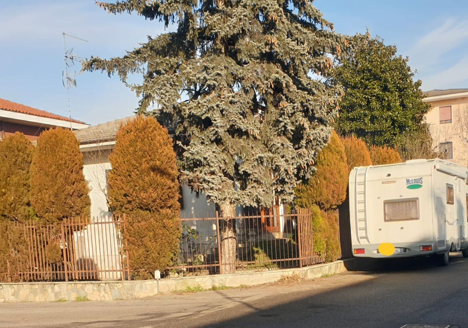 Magenta, villetta in via Del Carso occupata abusivamente, Tenti: “Ci stiamo muovendo seguendo i passi previsti dalla legge”
