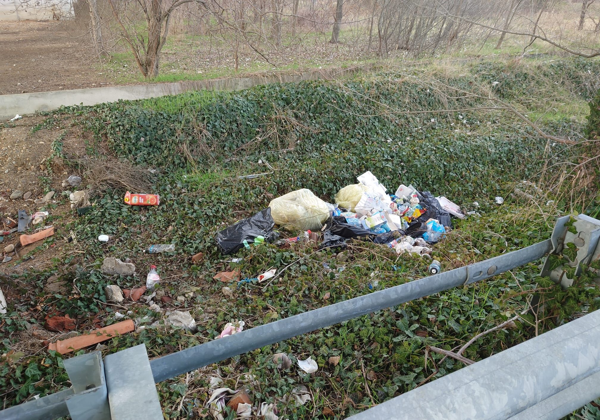 Inciviltà; ancora abbandono di rifiuti sotto il cavalcavia a Bernate Ticino