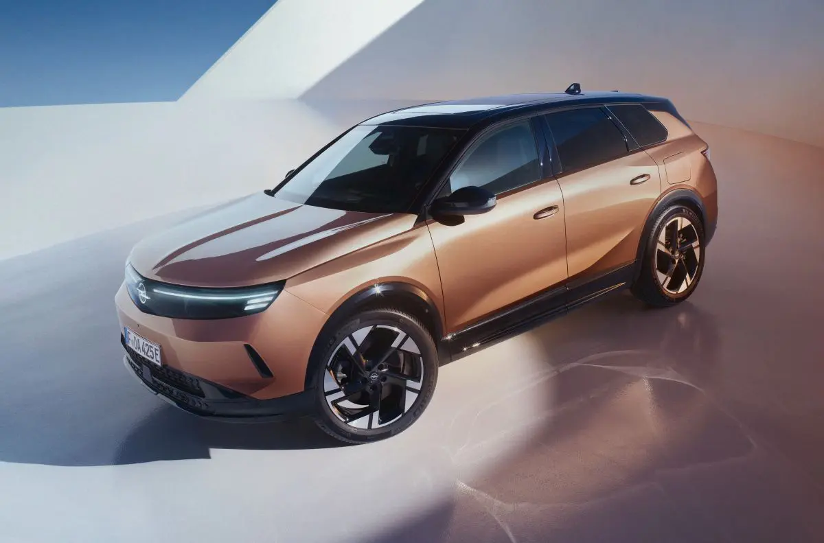Grandland, il nuovo SUV Opel diventa “mega” ed è anche elettrico