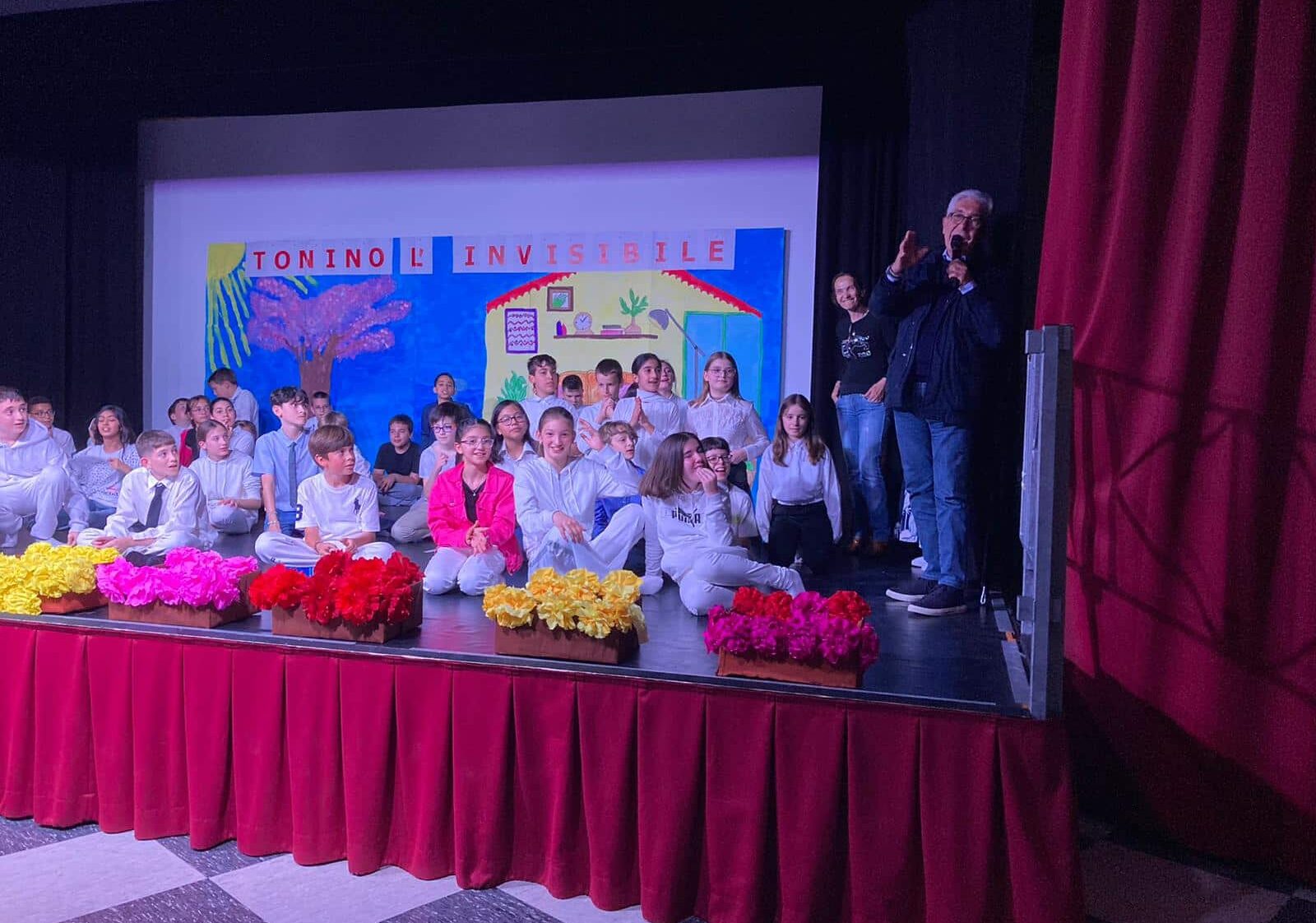 Magenta, lo spettacolo di fine anno delle Scuole De Amicis e l’insegnamento di “Tonino l’invisibile”
