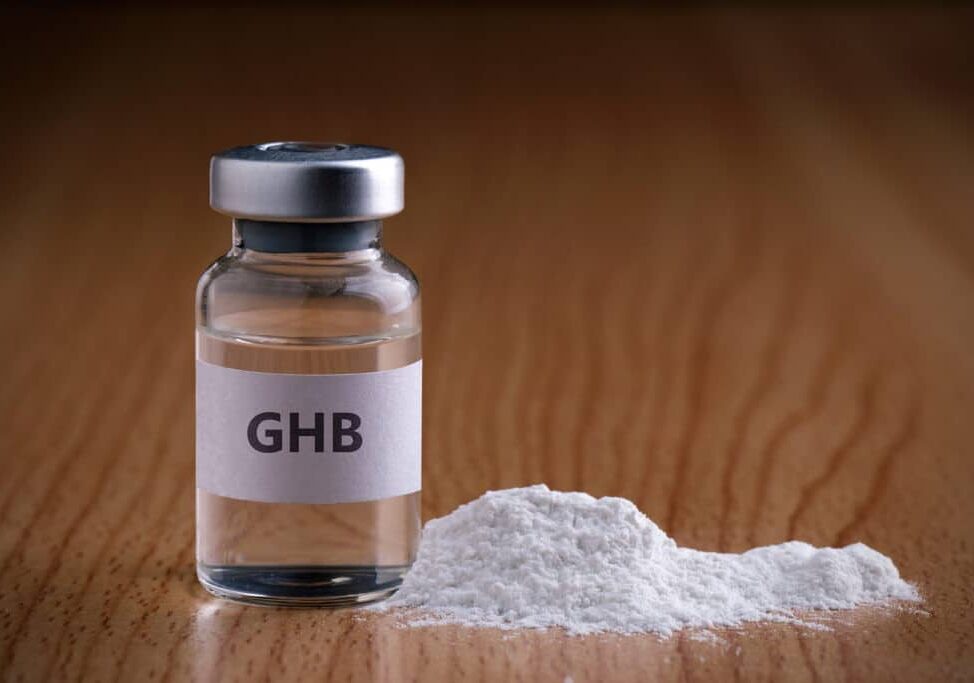 800 grammi di droga del sesso in casa: due arresti a Milano