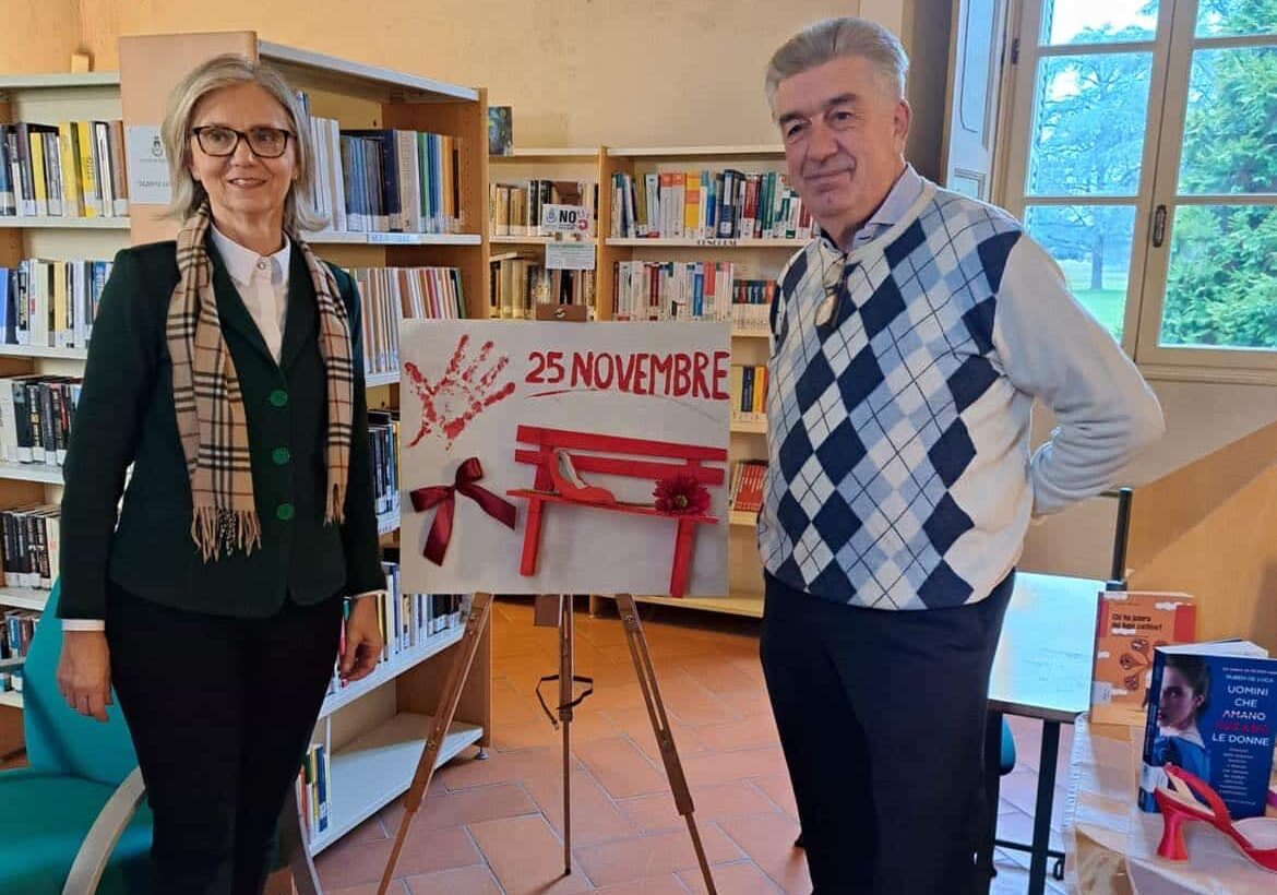 Trecate per il 25 Novembre il pittore Riccardo Borando dedica un’installazione alla Biblioteca
