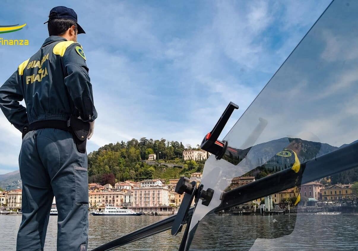 Una barca finisce in avaria sul Lago di Como. Salvati dalla Guardia di Finanza