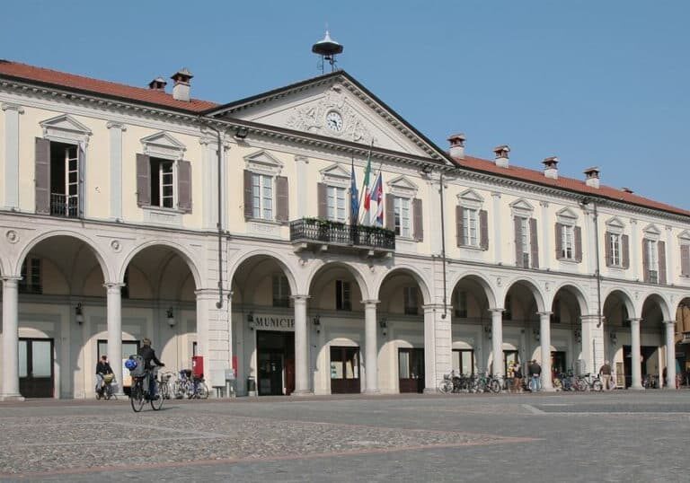 Trecate: questa sera il Palazzo comunale sarà illuminato di blu