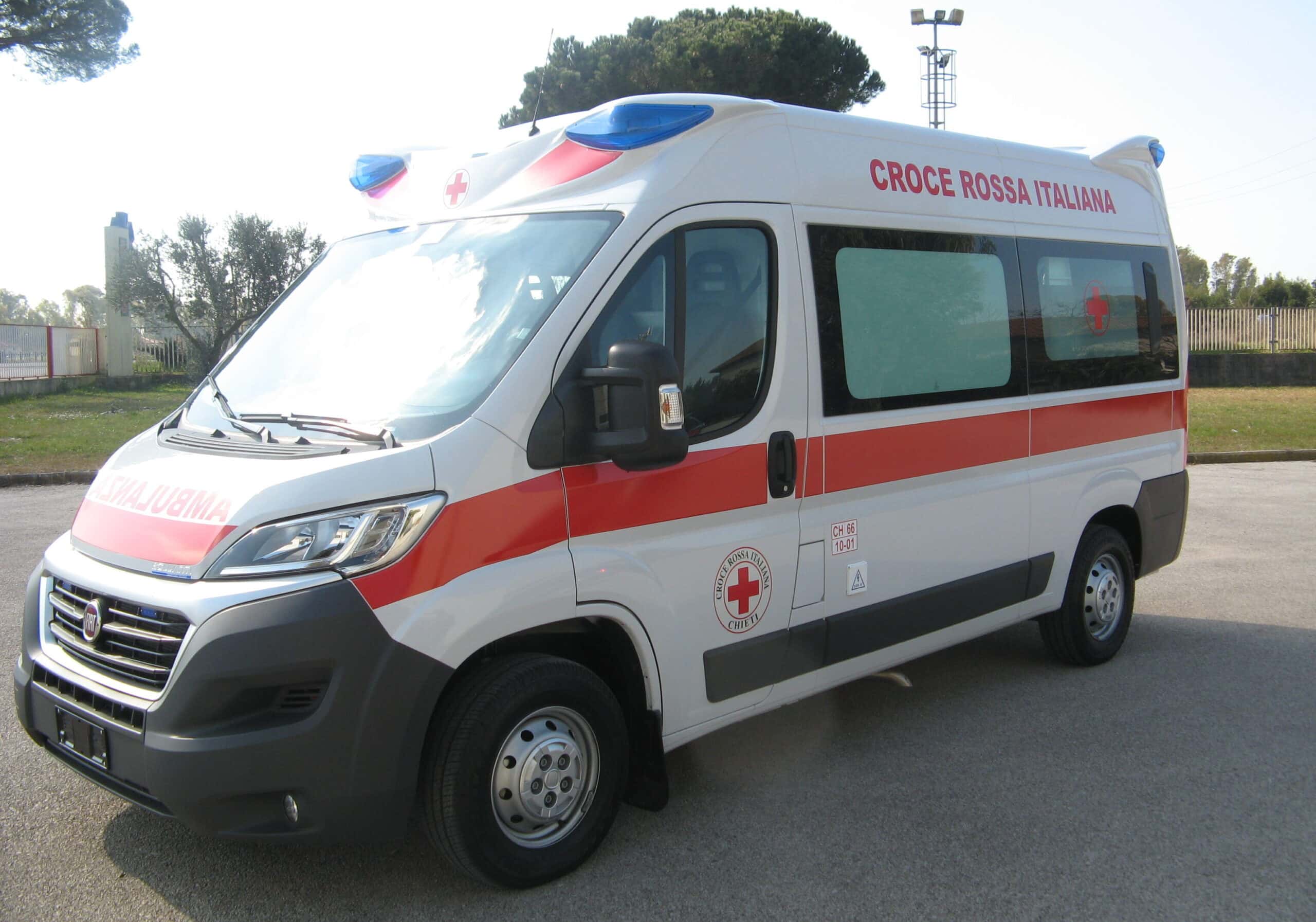 75enne investito a Rho, nel Comasco moto contro auto: entrambi in ospedale