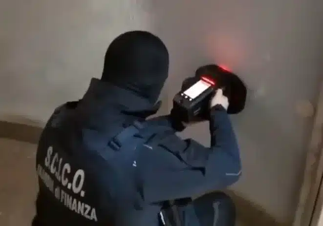 Milano, pazzesco: arrestato narcos, in casa aveva un bunker
