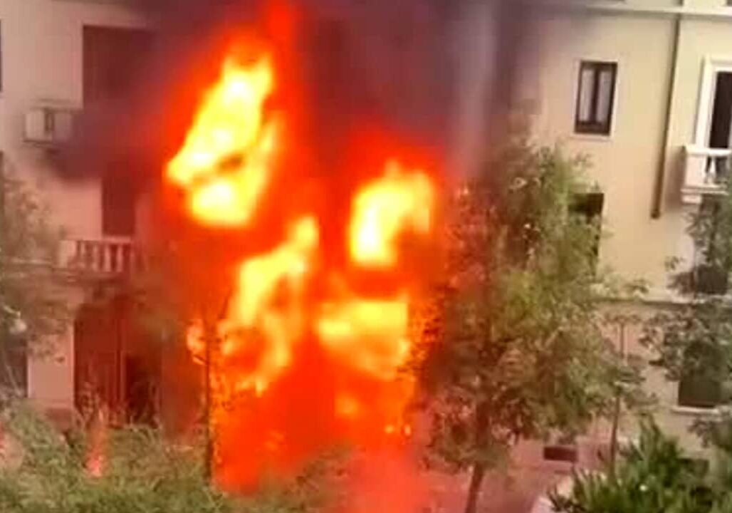 Incendio in una officina a Milano: arrivano anche i tecnici dell’Arpa. Pericolo inquinanti