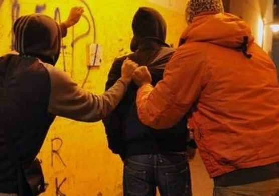 Saronno, due minori arrestati per rapine a coetanei