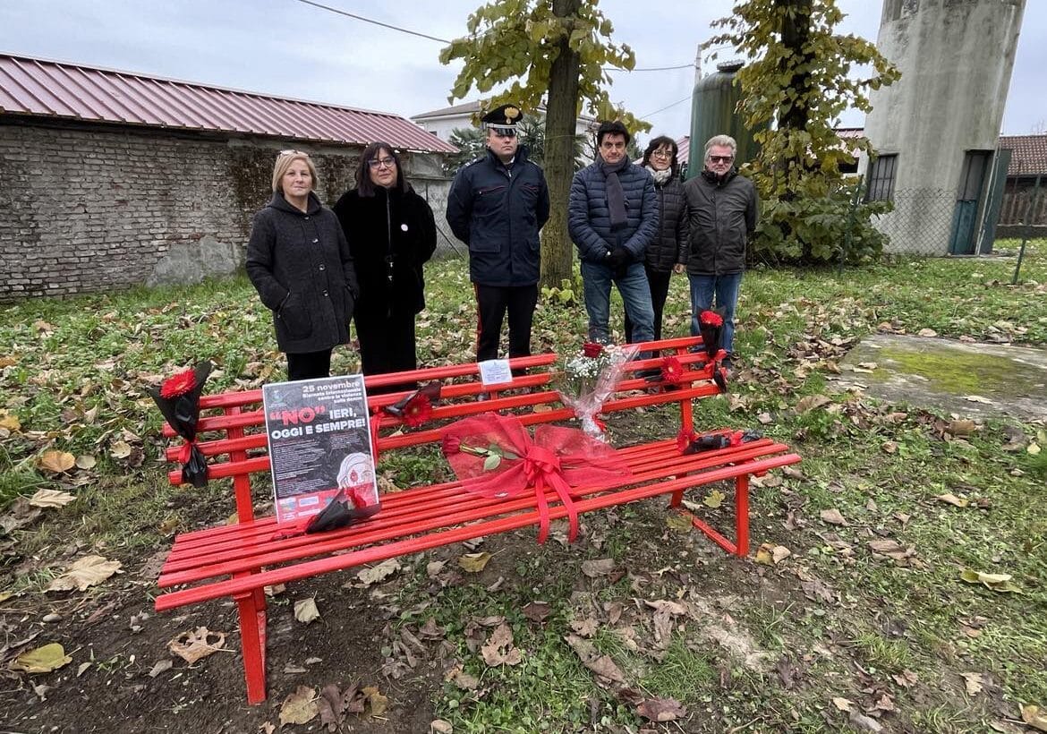 Inaugurata la panchina rossa nel parco di San Martino