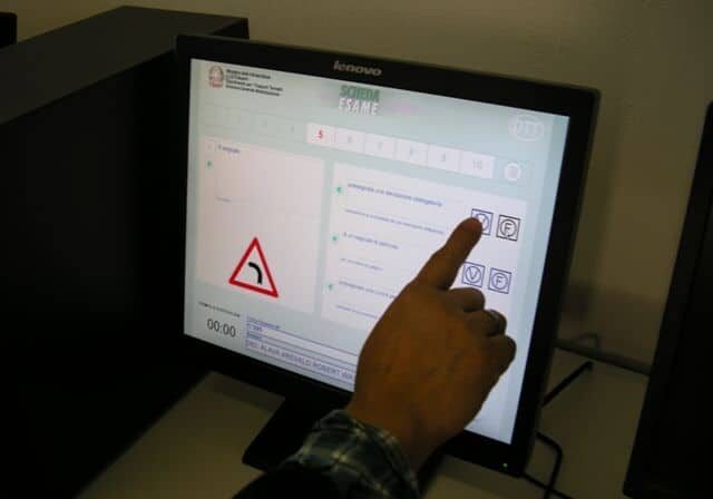 Patenti col trucco per extracomunitari: 14 indagati a Verbania