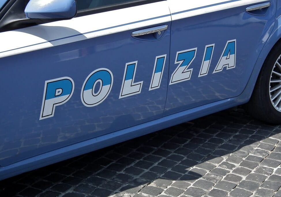 Occupano alloggio popolare e insultano vicini: coppia arrestata a Pavia