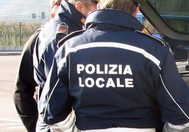 Cerro Maggiore, rivisto il regolamento di polizia urbana: lotta ad alcol, bivacchi e deiezioni canine