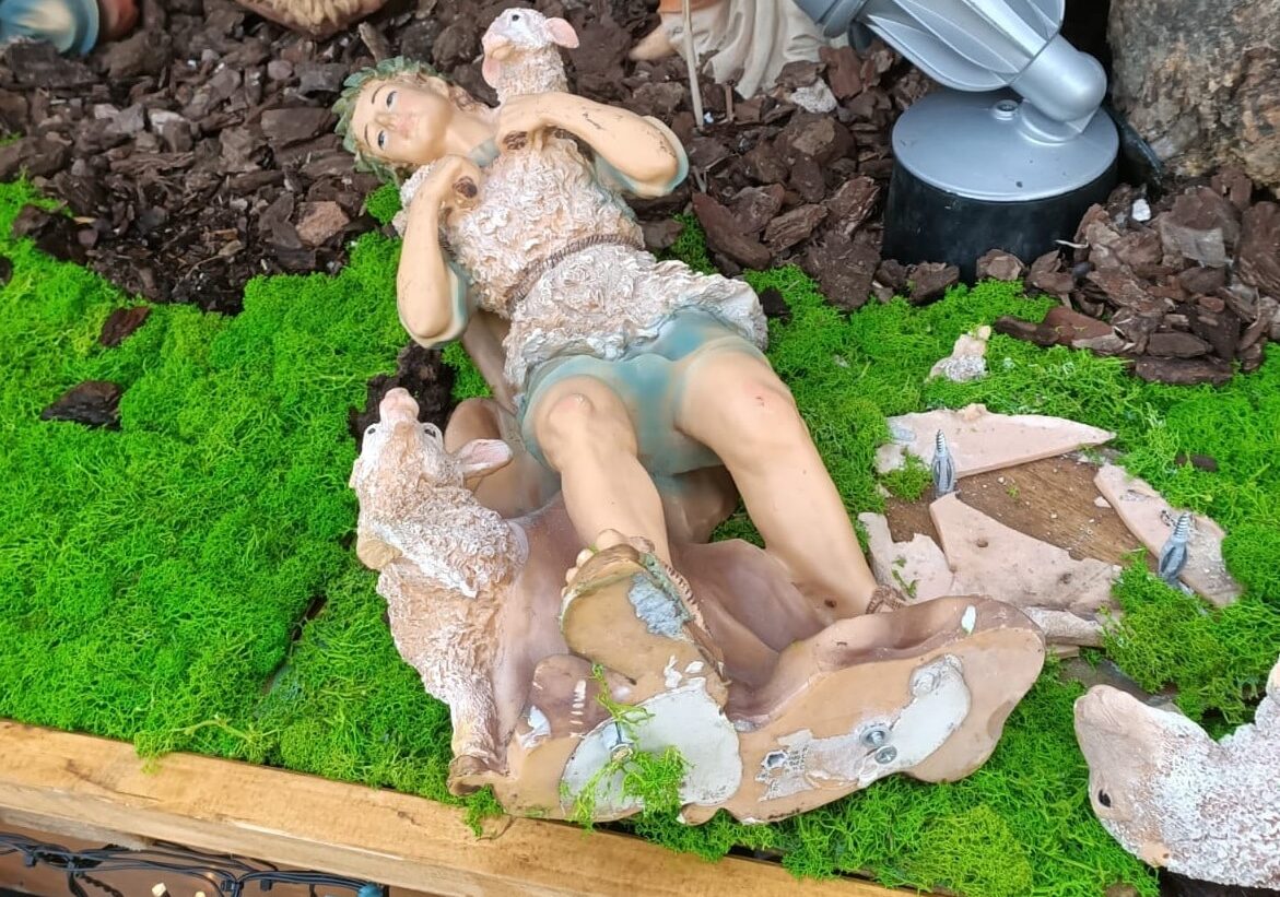 A San Vittore Olona, i vandali assaltano il presepe