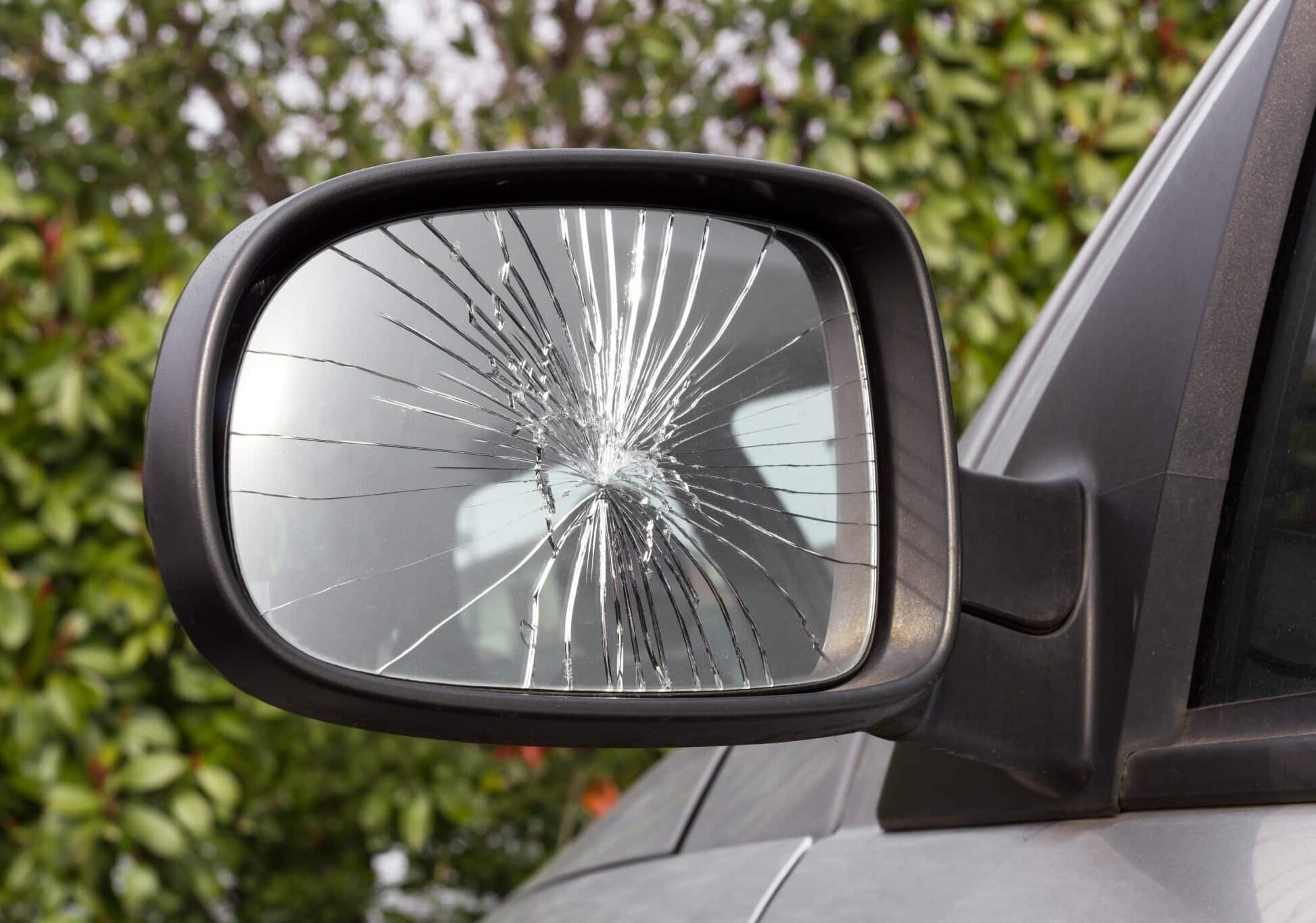 Nerviano, quindici auto vandalizzate. Cozzi: “Chiederemo maggiori controlli”