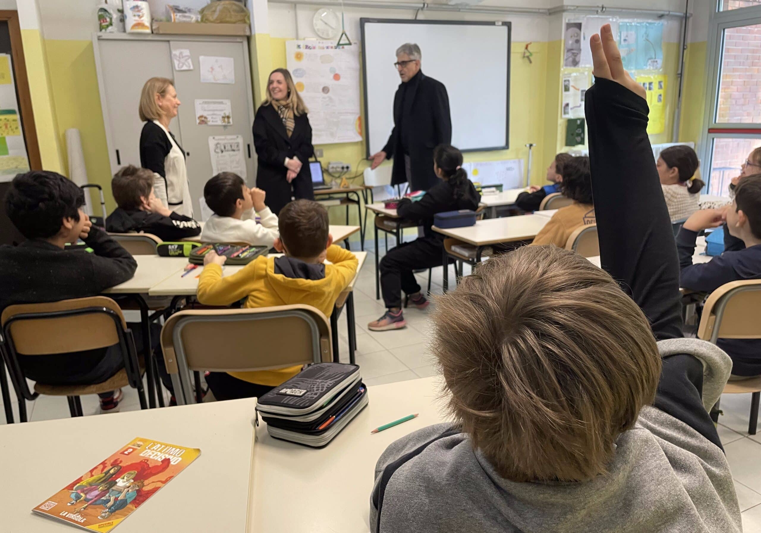 L’assessore Chiodini a scuola per ringraziare i bambini per la bella azione di Carnevale.