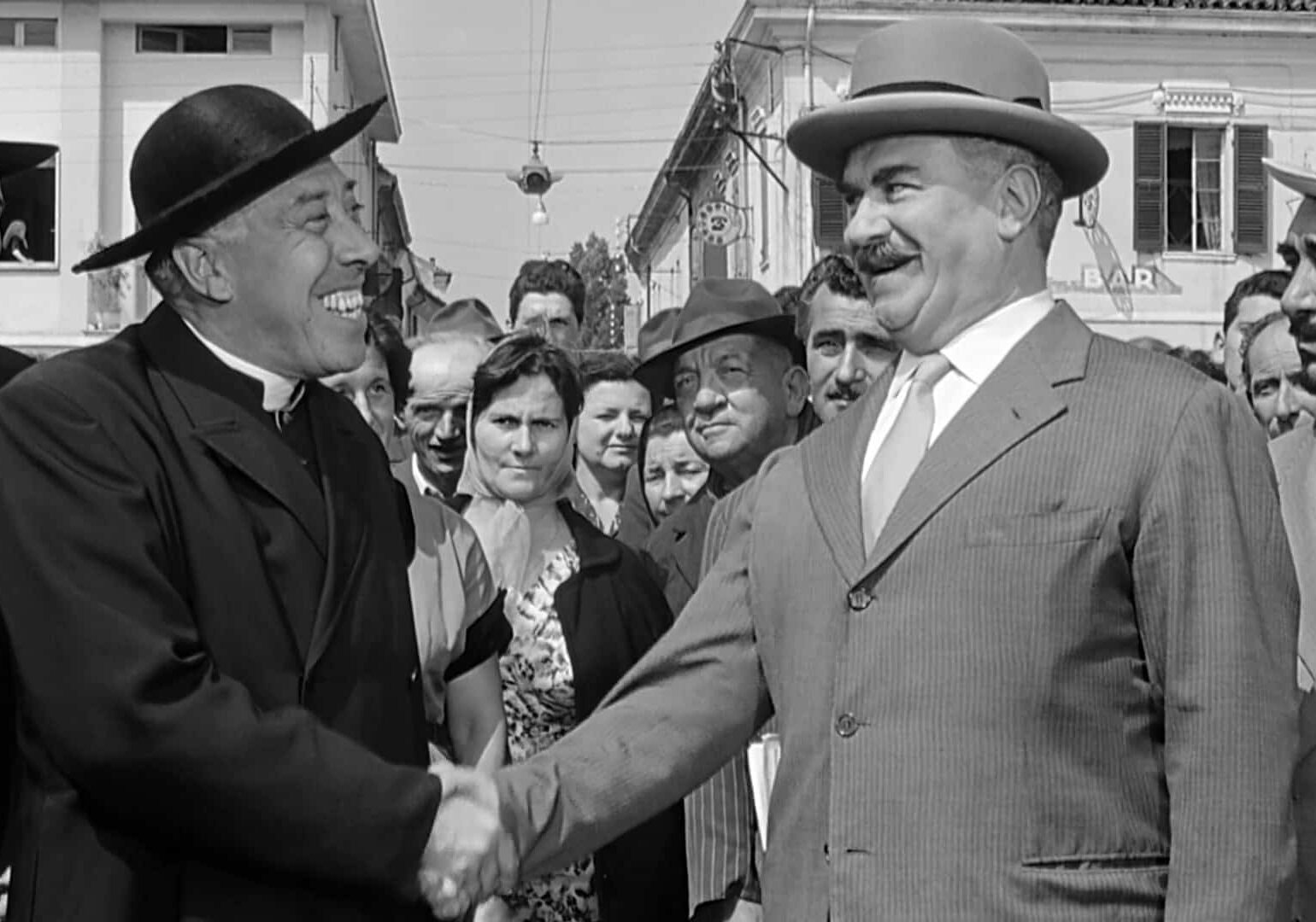 Faccia da Don Camillo Monsignore in un paese con troppa o poca fede