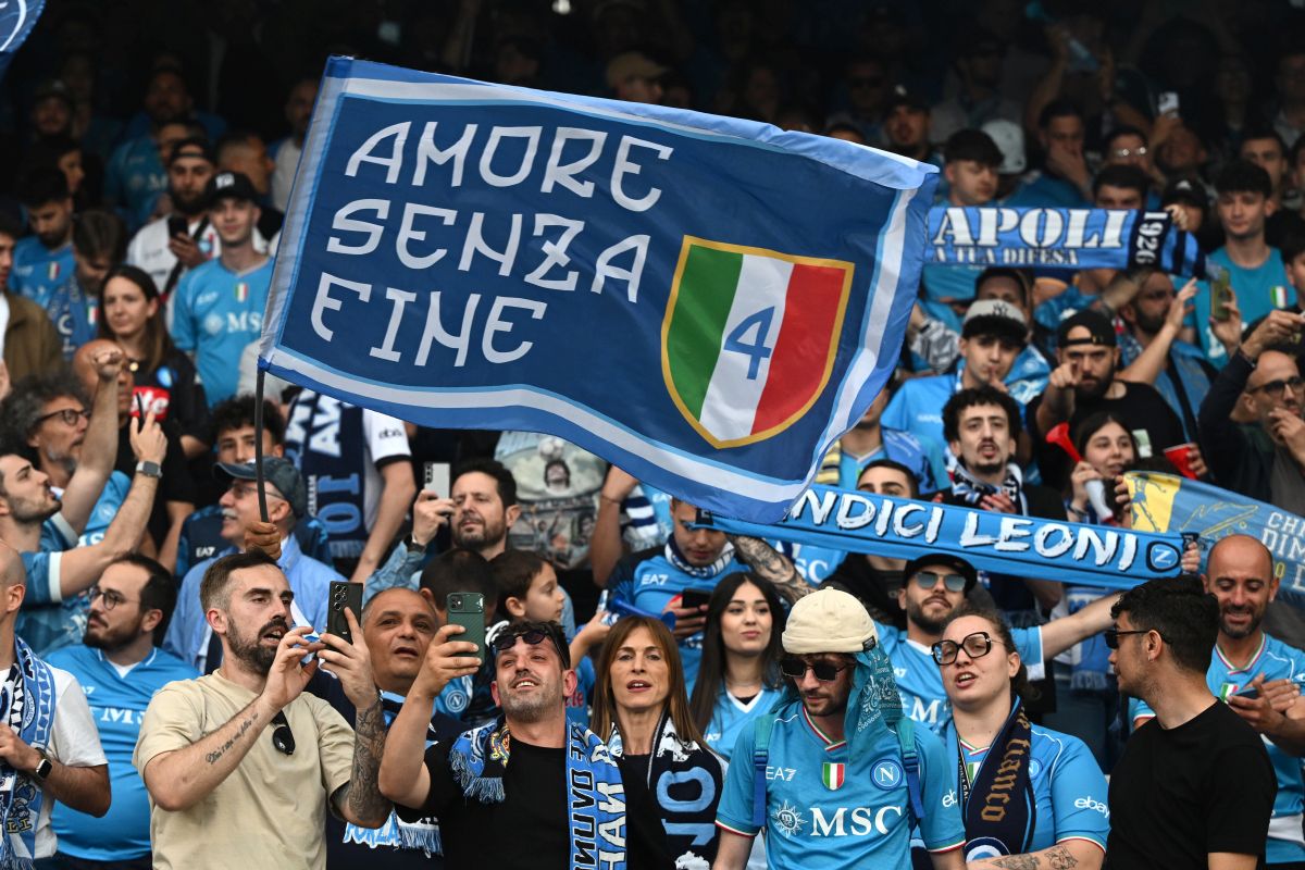 Il Napoli batte 2-0 il Cagliari ed è campione d’Italia