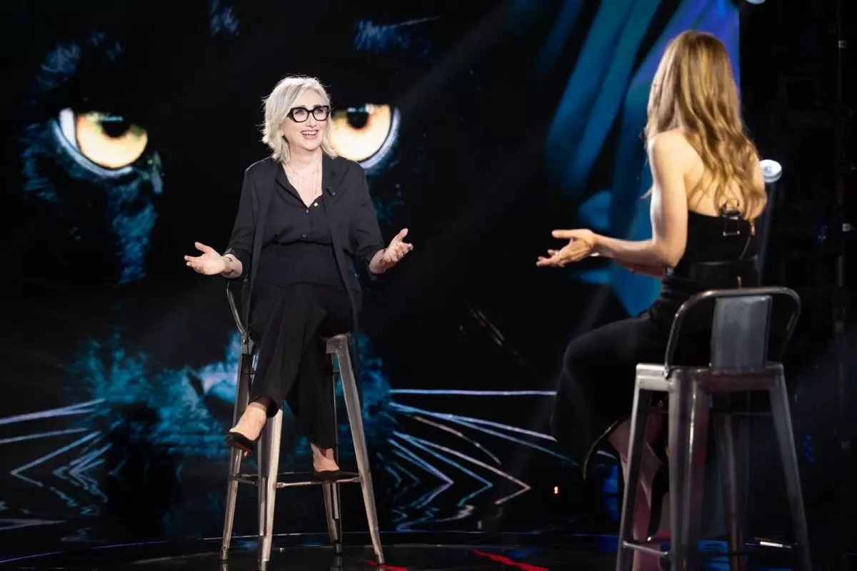 Lunetta Savino a Belve “Il cinema italiano non dà molto spazio alle donne, io ce l’ho fatta con le mie gambette”