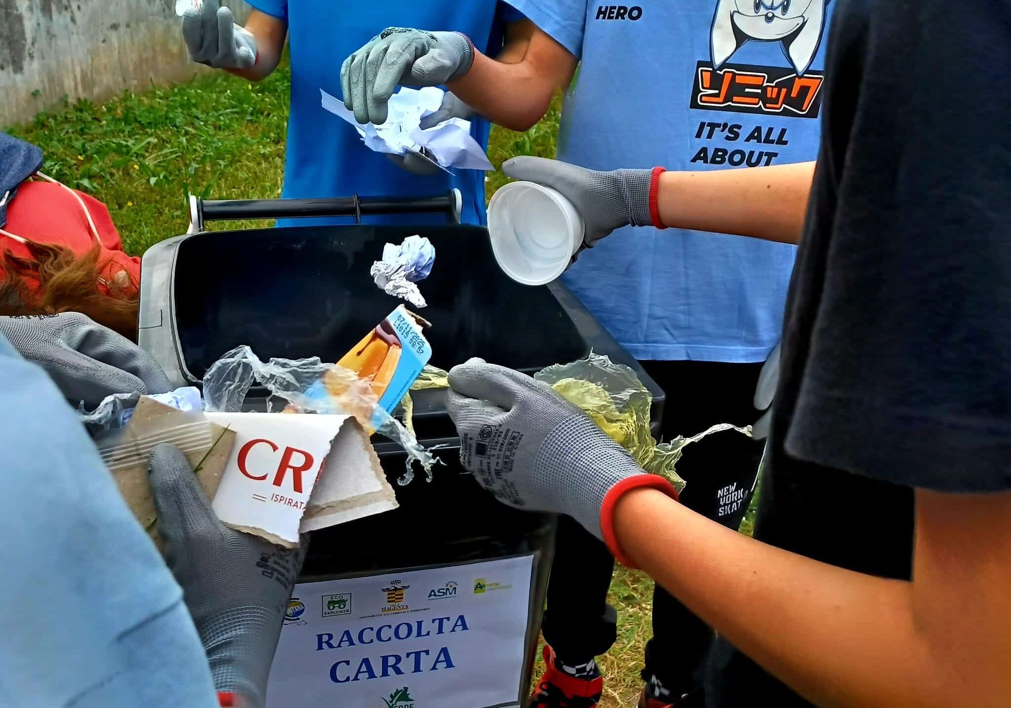 Magenta. “Eroi del verde”: gli studenti della “Baracca” ripuliscono un parco della Città