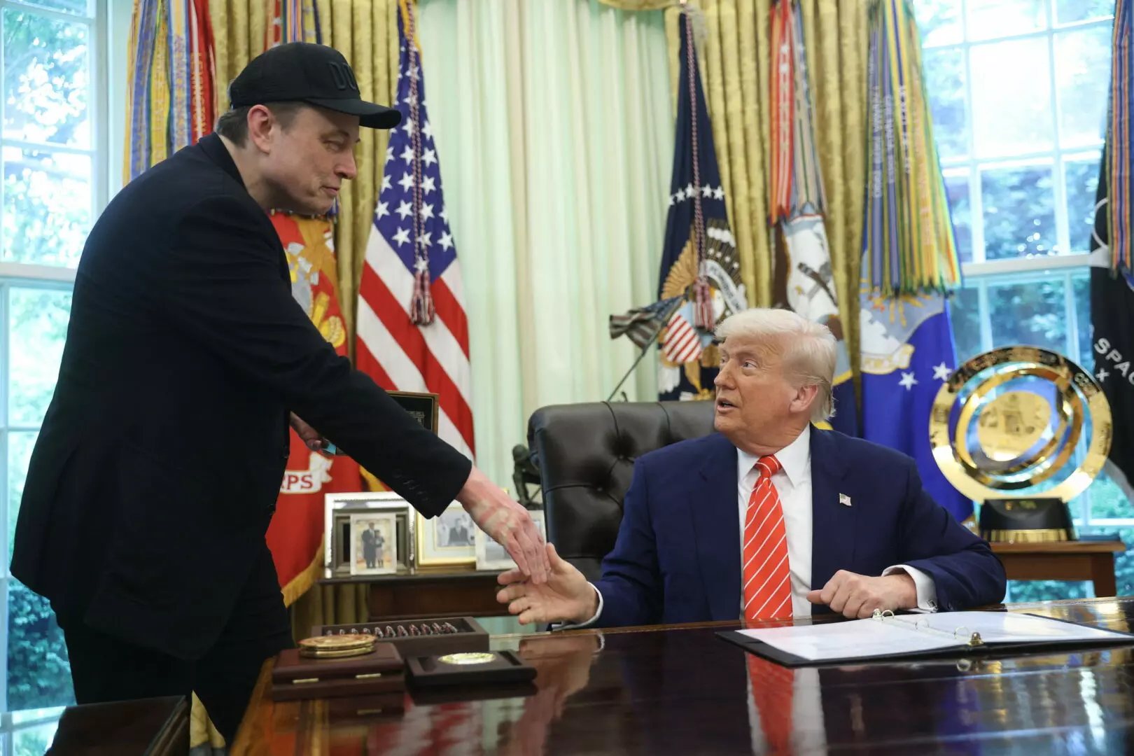 Fra Trump e Musk è aria di tregua, “si media per un accordo di pace”
