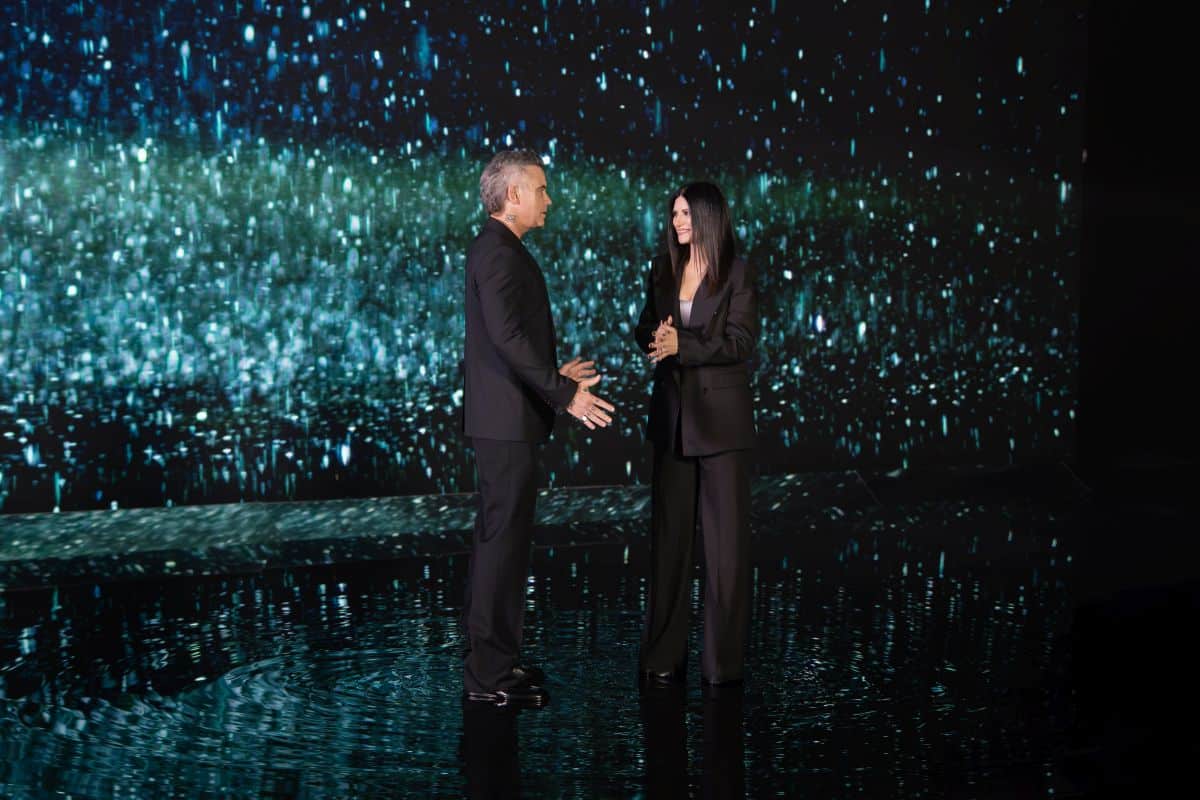 Laura Pausini al fianco di Robbie Williams per il primo inno ufficiale della Fifa